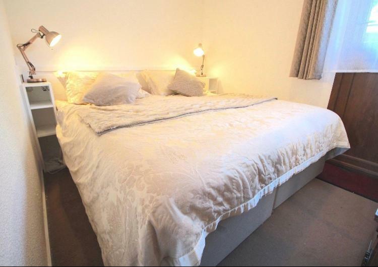 Clifftop Chalet With Pool Deal Exteriör bild